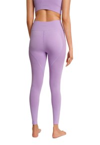Lila hoch taillierte Leggings aus dehnbarem Stoff, mit glatter Textur und Nahtdetails, figurbetonter Silhouette und Knöchellänge.