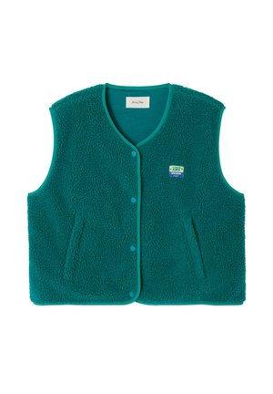 Turgroene fleecevest met ronde halslijn, drukknoopsluiting, twee voorkzakken en een decoratieve patch aan de linkerkant. Gelaagd, zacht materiaal.