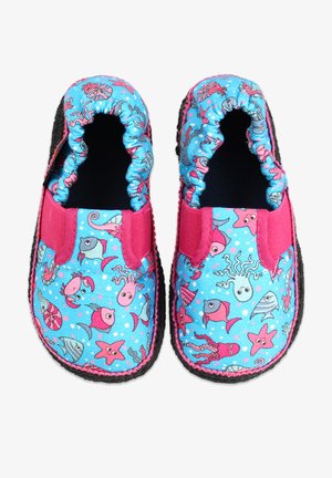 Blaue Stoffschuhe mit einem Muster von Meereslebewesen in Pink, mit elastischen Bündchen und einer schwarzen Sohle. Dekorative Nähte mit pinkem Rand.