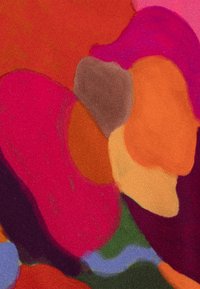 Kleurvolle abstracte stof met grote vormen in roze, oranje, bruin en groen op een zachte stof met een licht gestructureerde uitstraling.