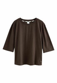 Ciemnobrązowy, bawełniany t-shirt z krótkim rękawem i okrągłym dekoltem, o luźnym kroju, z małą metką marki blisko dolnego brzegu.