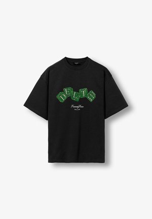 Zwart T-shirt met groene dobbelstenen die "DELTA" spellen en witte tekst "Fraternity House DELTA PUB" onder de dobbelstenen.