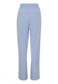 Svetlo modri hlače do gležnjev z nabranim pasom, ki imata dva zadnja žepa in gladko, tkano teksturo.