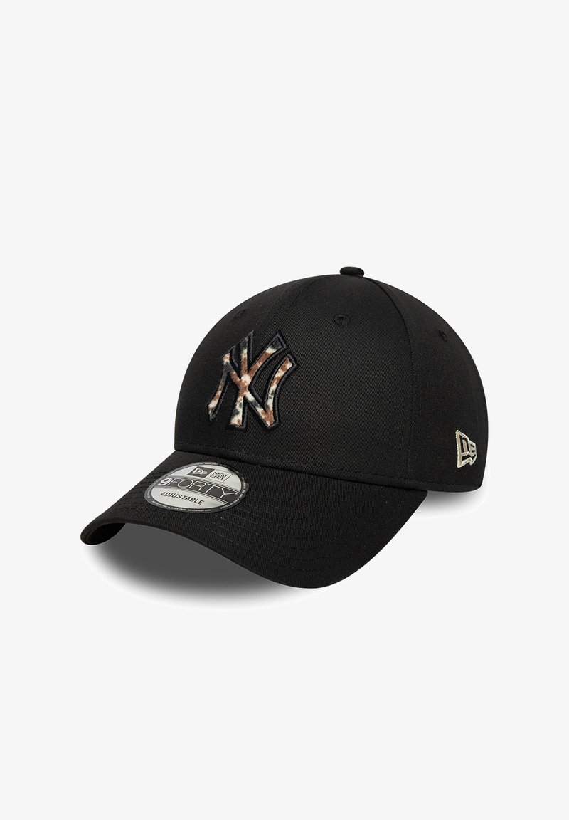 Casquette de baseball noire réglable avec une visière courbée, présentant un logo "NY" à motif camouflage sur le devant et un logo de marque brodé sur le côté.