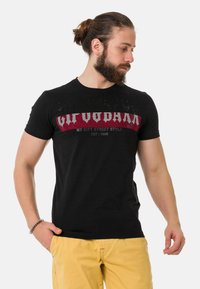 Zwarte t-shirt met een rood en witte grafische tekst "LIT Vodka" op de borst, met een ronde hals en korte mouwen.