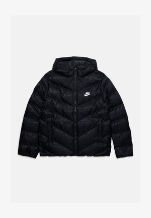 Zwarte gewatteerde Nike-jas met capuchon, rits aan de voorkant en zijzakken, met een subtiel herhalend logo patroon en een witte Nike-swoosh op de borst.