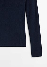Pull en maille côtelée bleu marine à manches longues avec une silhouette ajustée, présenté sur un fond blanc.