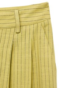 Falda de lino en amarillo claro con rayas negras, que cuenta con una cintura plana, pliegues y bolsillos laterales. Tejido texturizado con una calidad transpirable.
