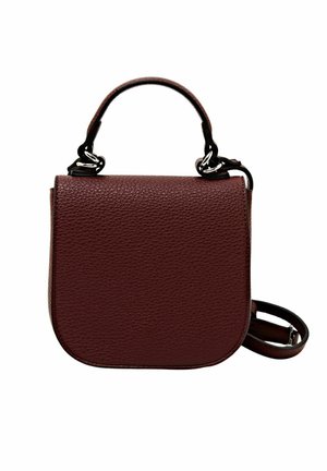 Bordowa torebka ze skóry o strukturze z zaokrągloną klapą, górnym uchwytem oraz odpinanym paskiem na ramię z metalowymi elementami w kolorze srebra.