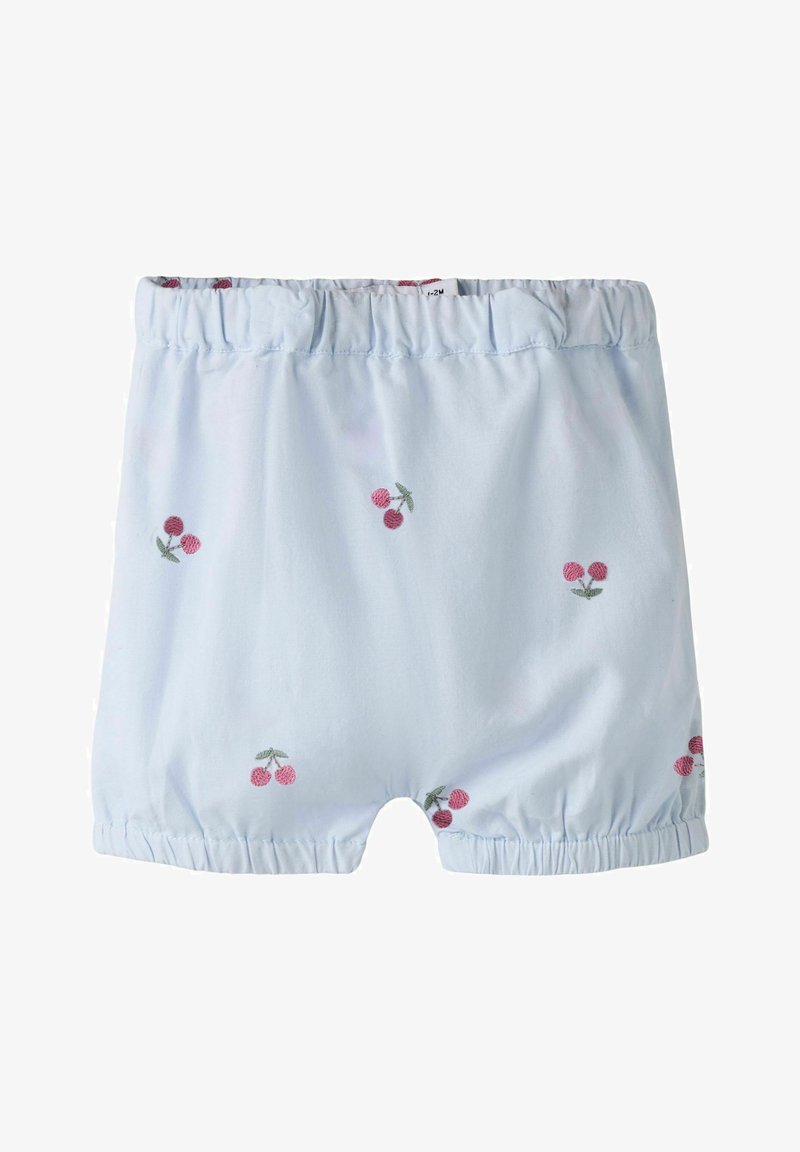 Shorts bébé bleu clair avec taille et ouvertures des jambes élastiques, ornés de petits motifs de cerises rouges brodés dispersés sur le tissu.