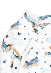 Weißer Stoff-Overall mit einem Muster aus Flugzeugen und Wolken in Blau und Beige, der über einen Druckverschluss und einen runden Halsausschnitt verfügt.