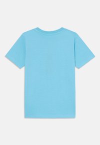 Šviesiai mėlynas trumpomis rankovėmis T-shirt, pagamintas iš medvilnės, su apvalia iškirpte ir lygiu, vienodu paviršiumi be matomų raštų ar puošmenų.
