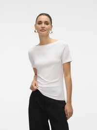 T-shirt bianco a maniche corte in tessuto liscio con scollatura a barchetta, abbinato a pantaloni neri a vita alta. Design minimalista, senza motivi.