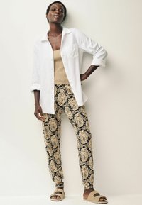 Next REGULAR FIT - Hlače - black paisley print