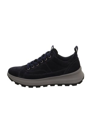 Basket en daim bleu marine pour homme avec semelle noire à crans et semelle intermédiaire épaisse grise, dotée de lacets ronds et de deux tirettes à la languette et au talon.