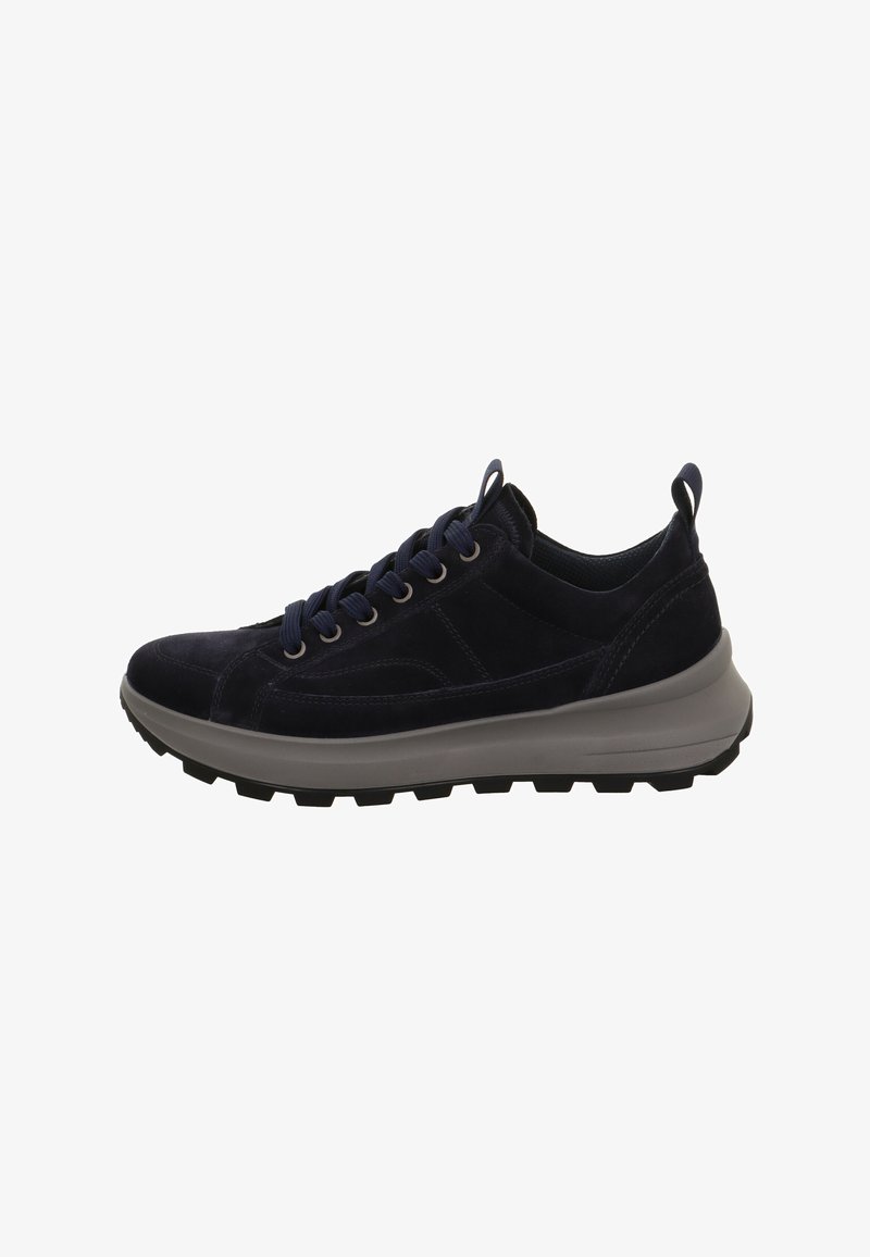 Sneaker da uomo in camoscio blu navy con suola nera tassellata e zeppa grigia spessa, dotato di lacci rotondi e linguetta e tallone con linguette di sollevamento.