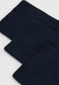 Set di tre asciugamani scuri in navy, con tessuto a maglia texturizzato, forma rettangolare, con bordi puliti e un aspetto uniforme.