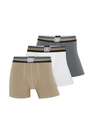Tre mænds boxertrusser i beige, hvid og grå med CR7-logo på linningen, arrangeret overlappende på en hvid baggrund.