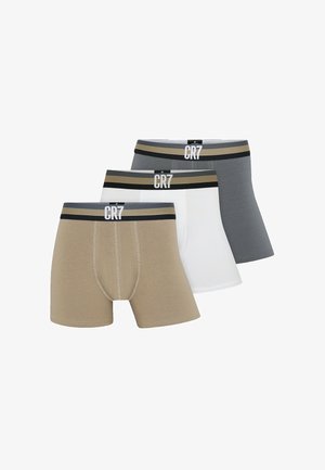 Tre mænds boxertrusser i beige, hvid og grå med CR7-logo på linningen, arrangeret overlappende på en hvid baggrund.