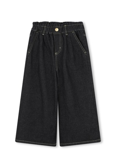Pantalons large en denim noir avec une taille élastique, poches avant, coutures contrastantes jaunes et fermeture à bouton.