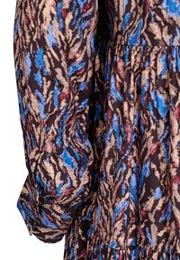 Kukallinen mekko mustan, sinisen, ruskean ja punaisen sävyissä; varustettu pitkillä hihoilla ja kerroksellisella designilla, jossa on teksturoitu kangas.