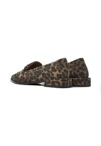 Leopardenmuster-Loafer mit flachem Absatz, aus strukturiertem Stoff gefertigt. Mit einem Metallelement und dekorativen Nähten entlang der Nähte.