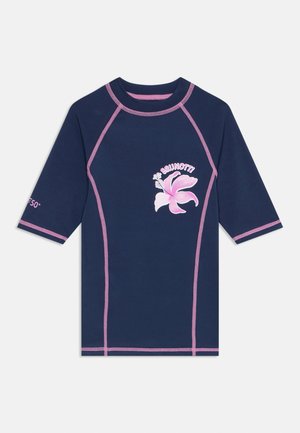 Navyblauw zwemshirt met korte mouwen, voorzien van roze stiksels en een roze bloemenpatroon. Het shirt heeft een UPF 50+ label op de mouw.