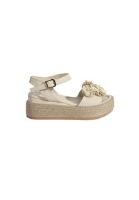 Beige leren wedge sandaal met geweven jute zool, voorzien van bloemenversieringen op de teen en een verstelbare enkelband met gesp.