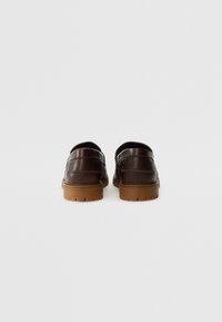 Les Deux TAYLOR - Loaferit/pistokkaat - dark brown