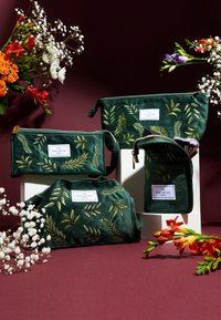 The Flat Lay Co. THE FLAT LAY CO. DRAWSTRING MAKEUP BAG - Toalettmappe - green leaves