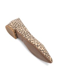 Sandał na wysokim obcasie w leoparda, wykonany z miękkiego materiału, z wydłużonym noskiem i średniej wysokości kwadratowym obcasem. Teksturowana powierzchnia z jednolitą brązową podeszwą.