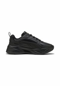 Schwarze Athletik-Sneaker aus synthetischem Leder, ausgestattet mit einem gepolsterten Schaft, Schnürverschluss und strukturierten seitlichen Akzenten.