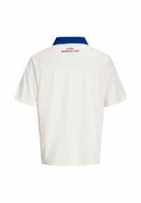 Polo blanc à manches courtes avec col bleu et texte rouge "FIFA WORLD CUP" sur le haut du dos.