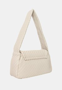 Borsa a tracolla beige intrecciata con parte superiore piatta, spallaccio singolo e superficie liscia; presenta una patta a ribalta e una silhouette strutturata.