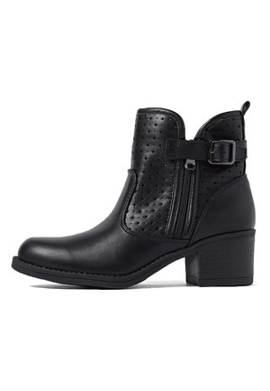 Stivaletto nero in pelle con design perforato, cerniera laterale e tacco blocco. Caratterizzato da una cintura con dettaglio fibbia.