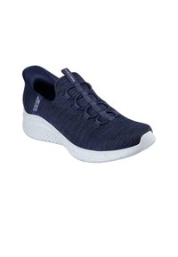 Zapatilla deportiva en color navy con parte superior de punto texturizado, cordones elásticos y suela blanca moteada. Diseño ligero para comodidad y facilidad.