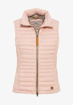 Helle rosa isolierte Weste mit hohem Kragen, horizontalem Steppmuster, Frontreißverschluss mit braunem Akzent und einem Logopatch am Saum.