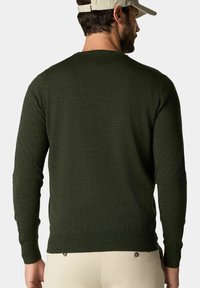 Tmavě zelený svetr vyrobený z měkkého pleteného materiálu, s dlouhými rukávy, kulatým výstřihem a žebrovanými manžetami a lemem. Jednoduchý, čistý design.
