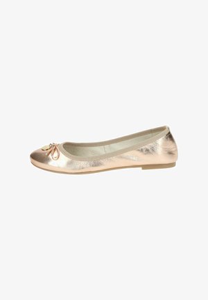 Ballet flat metallizzato oro rosa con punta arrotondata, fiocco decorativo e texture sottile. Suola piatta, design semplice e senza hardware visibile.