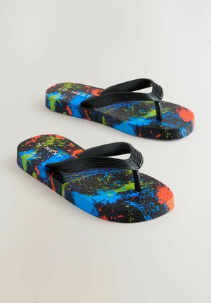 Schwarze Flip-Flops mit einem mehrfarbigen Spritzmuster auf der Sohle. Gummiriemen mit strukturiertem Finish und leichter Krümmung in der Sohle.
