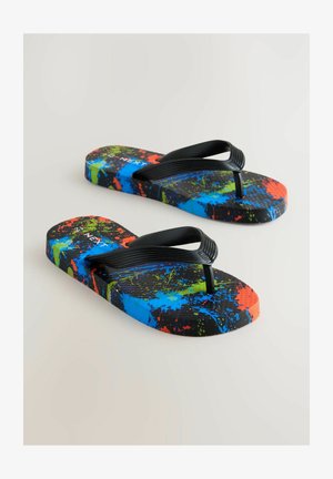 Čierne žabky s viacfarebným fľakatým vzorom na podrážke. Gumové remienky s textúrovaným povrchom, mierne zakrivená podrážka.