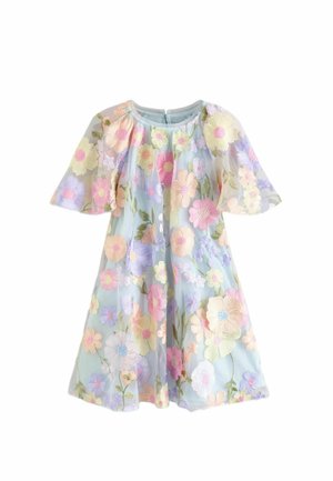 Vestido azul claro con mangas cortas transparentes, decorado con flores bordadas multicolores en tonos pastel y hojas verdes por todo el vestido.