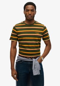 Grønstribet t-shirt i farverne gul, orange og hvid. Har korte ærmer og rund halsudskæring. "SuperDry" logo på brystet.
