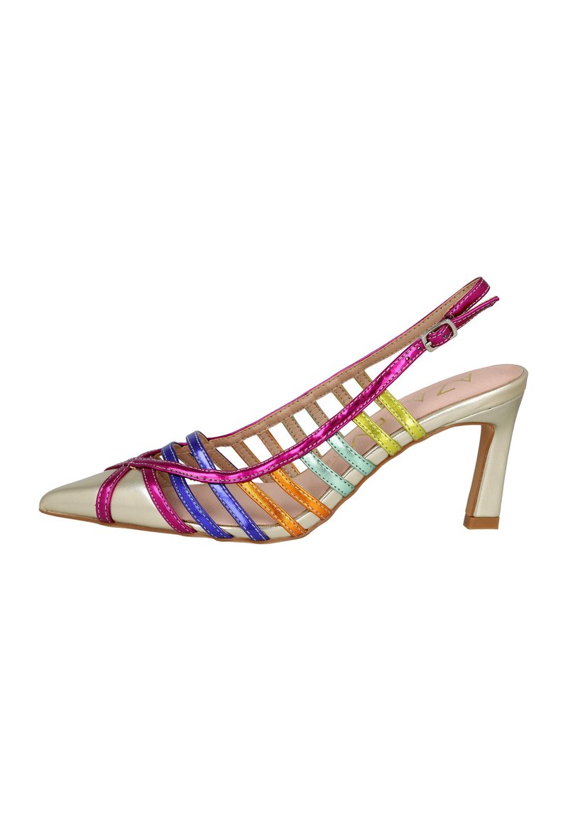 Zapato de tacón slingback con punta afilada en cuero dorado, que presenta correas metálicas coloridas en rosa, púrpura, azul, naranja y verde. Tacón sólido.