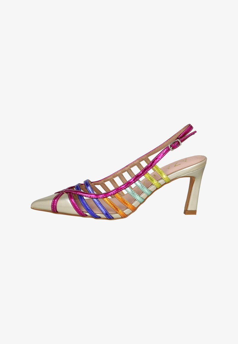 Zapato de tacón slingback con punta afilada en cuero dorado, que presenta correas metálicas coloridas en rosa, púrpura, azul, naranja y verde. Tacón sólido.