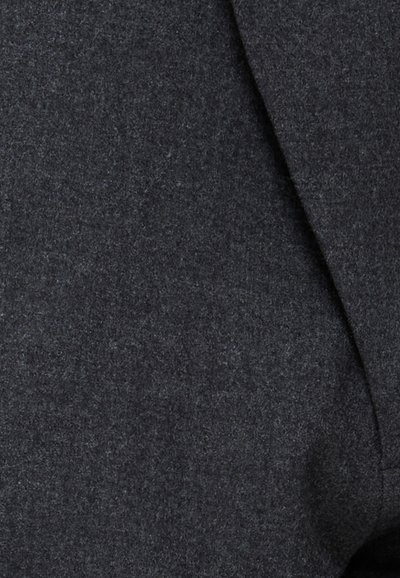 Tumeda hall villakangas, millel on pehme tekstuur ja sile viimistlus, näidates pinnal peeneid toonide variatsioone.