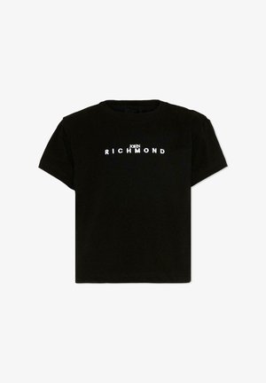 Czarna koszulka z krótkim rękawem z białym napisem "JOHN RICHMOND" umieszczonym na środku klatki piersiowej.