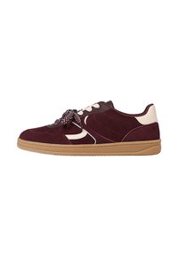 Sneaker in suede bordeaux con accenti bianchi, dettagli testurizzati, suola spessa in gomma e lacci decorati per una vestibilità sicura.