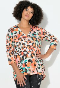 Top a vestibilità ampia con scollo a V in tessuto leggero, caratterizzato da una stampa leopardata arancione, nera e turchese con maniche a tre quarti.