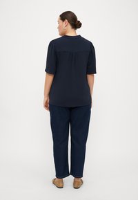 ONLY Carmakoma CARNOEMI LIFE 2/4 V NECK BLOUSE  - Blouse - sky captain